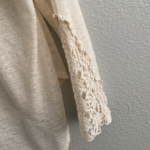 Cute top w/embroidered sleeves - Picture 6 of 9